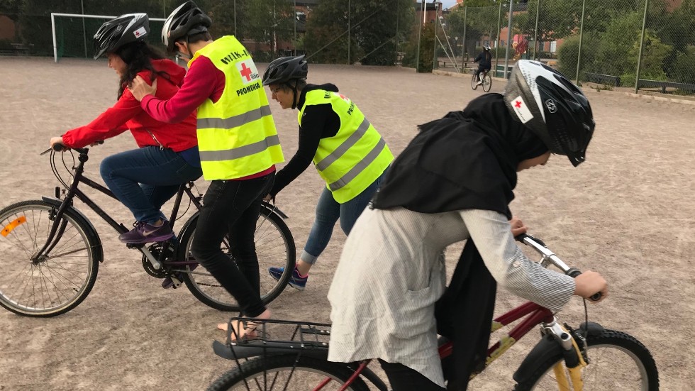 Över 100 kvinnor och unga tjejer har lärt sig cykla på Röda korsets cykelskola.