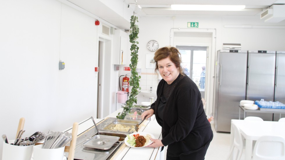 Rektor Monica Aspe förser sig med tisdagslunch i form av gulasch, ris och grönsaker.