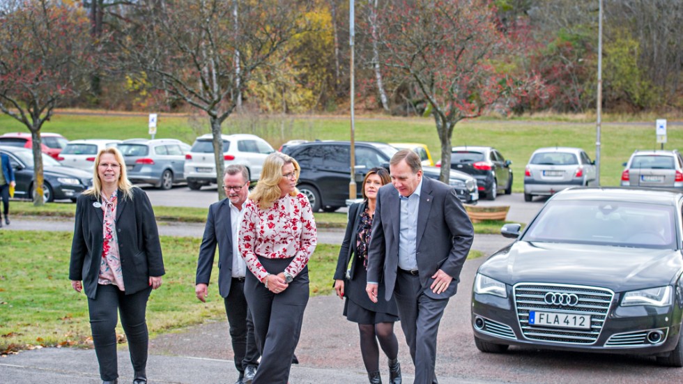 Social- och omsorgschefen Katarina Haddon och kommunstyrelsens ordförande Catharina Fredriksson (S) mötte upp arbetsmarknadsminister Eva Nordmark (S) och statsminister Stefan Löfven (S) utanför Campus.