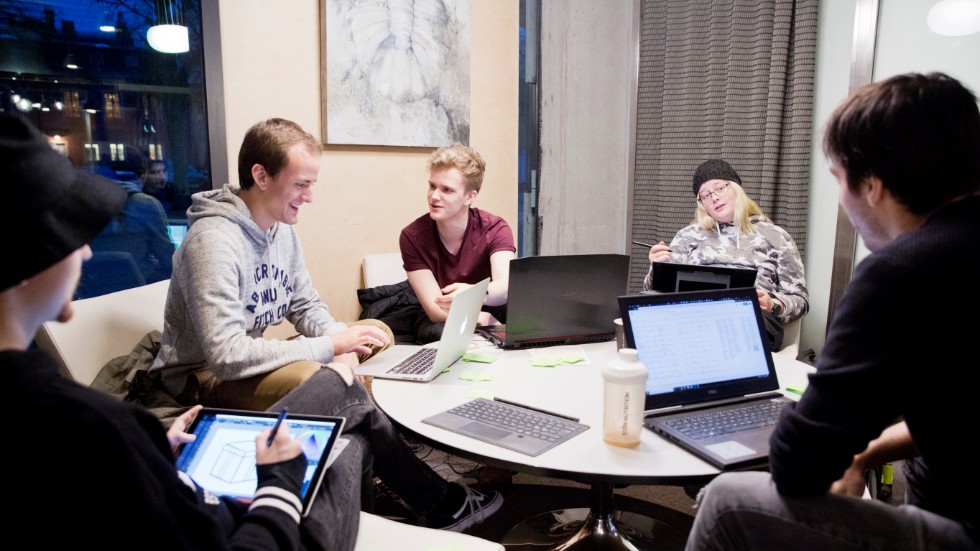Sundsvallsbon Erik Norstedt, i mitten, pratar med sin engelsk-amerikanska studiekamrat Axel Thomsen på Campus Gotland. De läser speldesign och projektledning och de flesta i klassen är från utlandet.