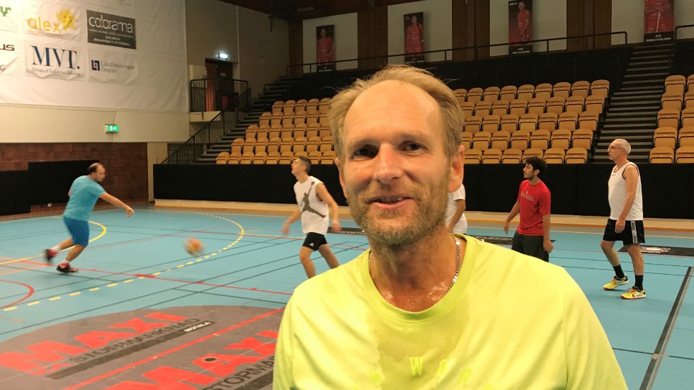 Mikael Lindqvist fyller 50 år nästa år. Basket är hans sport fortfarande. Motalakillen spelade en gång i tiden i ettan med exproffset från NBA, Jeff Taylor. Det var stort att få göra.