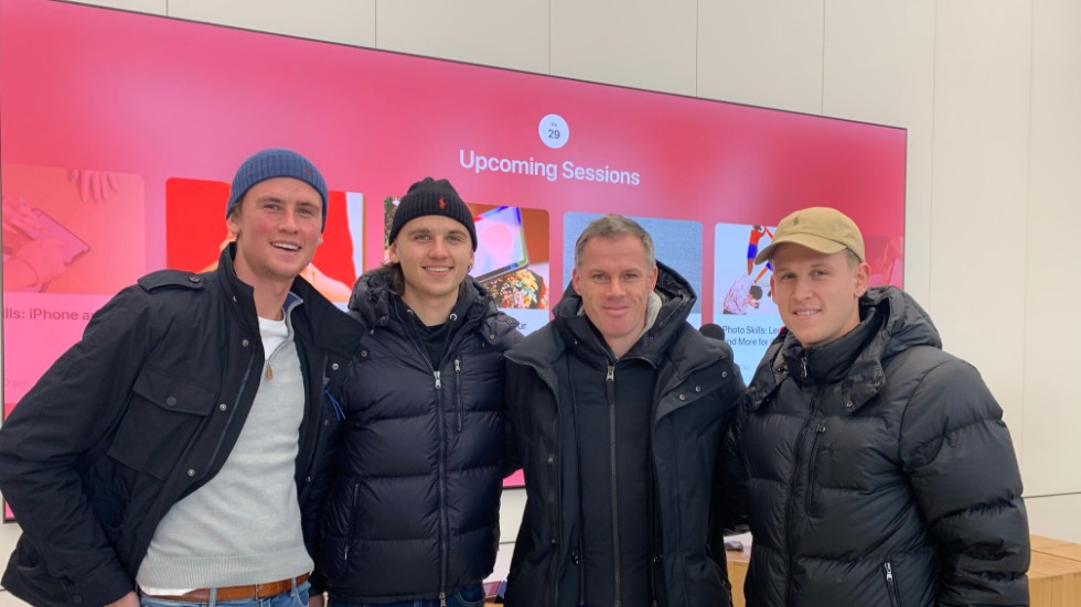 Under besöket i Liverpool träffade Erik, Gustav och Oskar Stejdahl klubbikonen Jamie Carragher som numera är expert i TV.