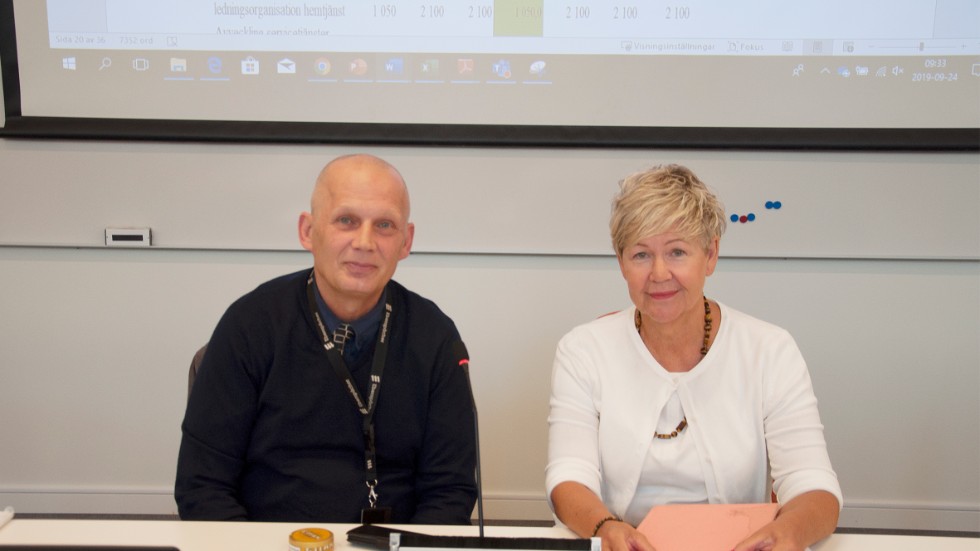 Mats Björk, administrativ på socialförvaltningen och Catharina Liljeholm, socialchef, informerade anhöriga på torsdagskvällen.