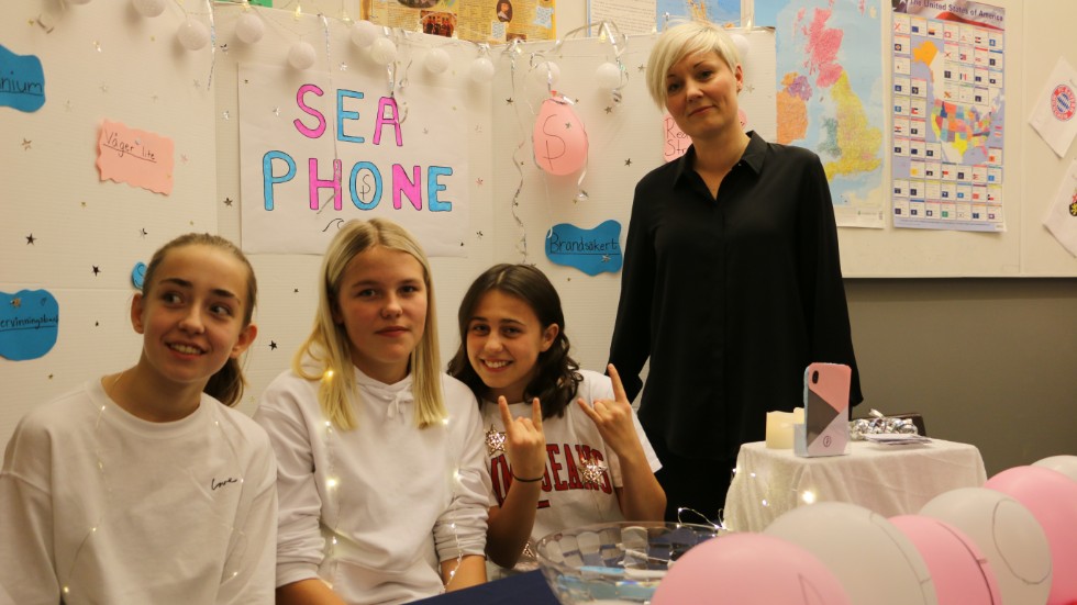 Marie Forsberg (till höger) är mentor för 8 B. Eleverna Tone Norberg, Cornelia Sundström och Meja Josbrant lanserar ett mobilskydd som både flyter och håller kylan borta.