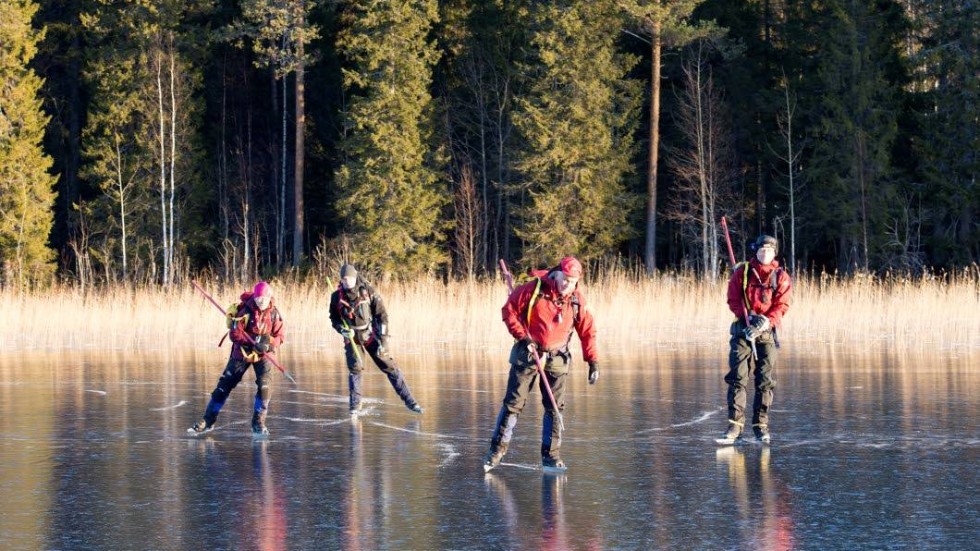 Sällskap är viktigt ute på isen. Om den spricker kan kamraterna vara din räddning.