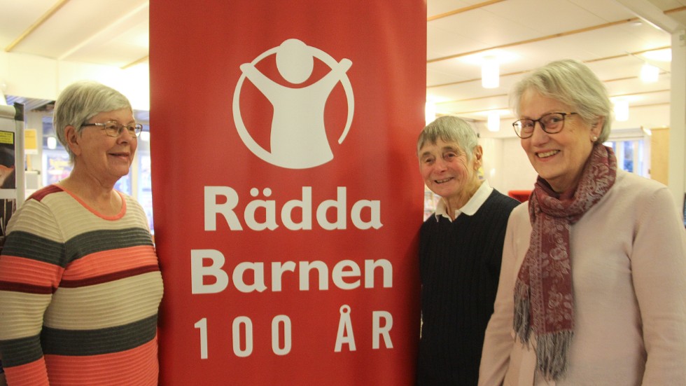 Ingrid Anderson, Lisbet Hallengreen och Eva Nordanstig i Rädda barnens styrelse berättar om utställningen i samband med organisationens 100-årsjubileum.