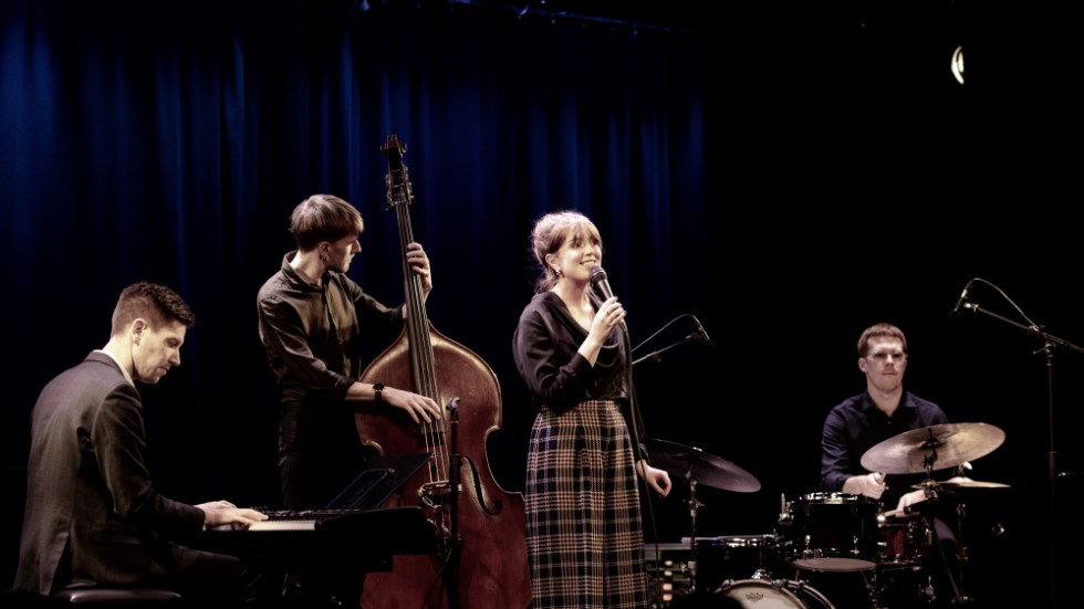 Amanda Ginsburg backas fint upp av musikerna Filip Ekestubbe på piano, Ludwig Eriksson på bas och Ludvig Gustafsson på trummor.