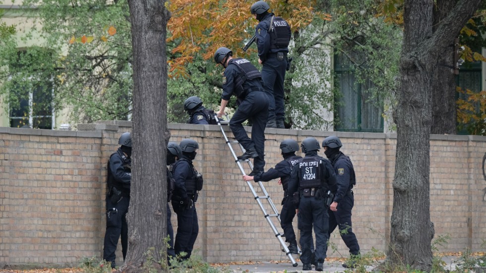 Poliser under insatsen vid attacken mot synagogan i tyska Halle. 