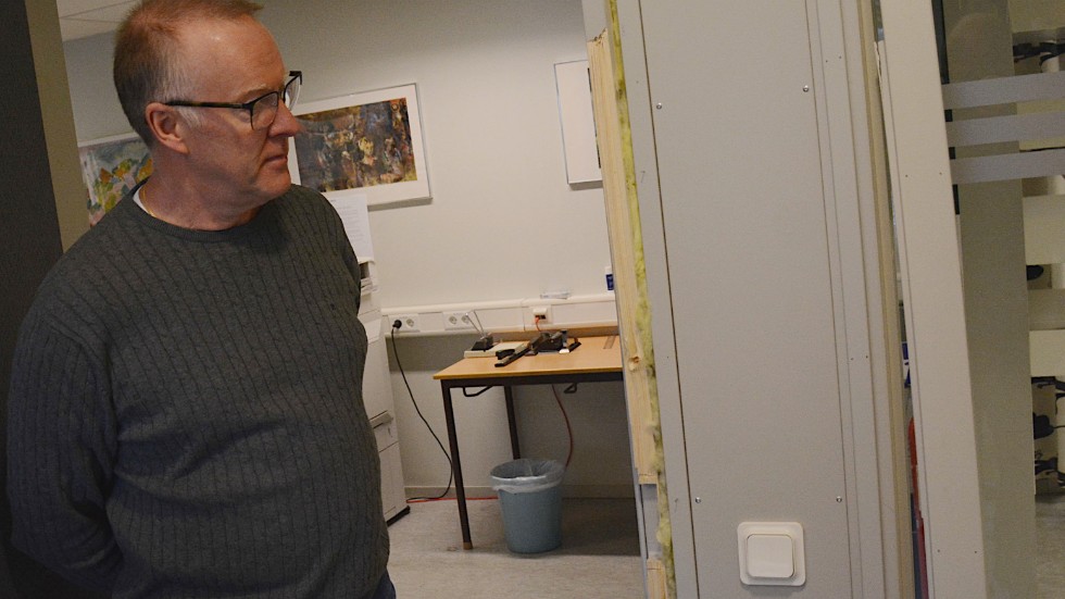 Gymnasiechefen Anders Eriksson betraktar en av de förstörda dörrkarmarna. Hur tjuvarna tagit sig in i skolan är än en gång en gåta.