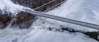 Isen vid bron brast under skoterekipage