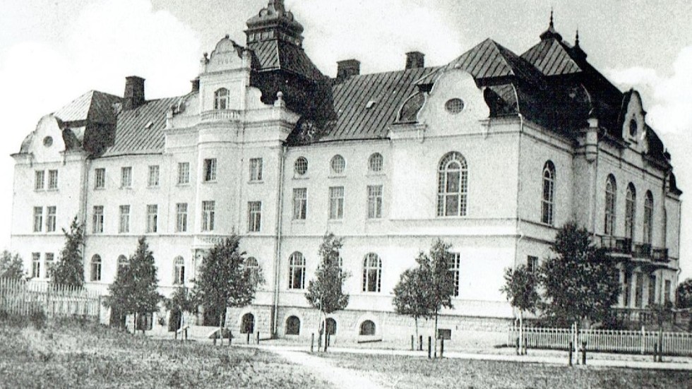 En tidig bild av Piteå stadshotell, byggt av Grisbergsgranit, invigt 1906 och som då kostade 
325 345 kronor.
