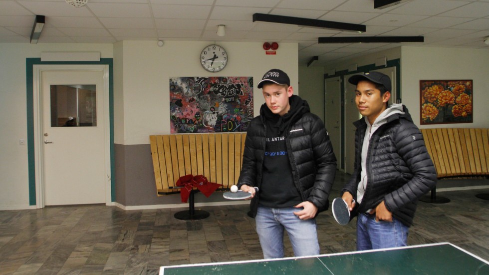 William Lindqvist och Banyawat Khongkla spelar gärna bordtennis när de besöker Åkers fritidsgård.