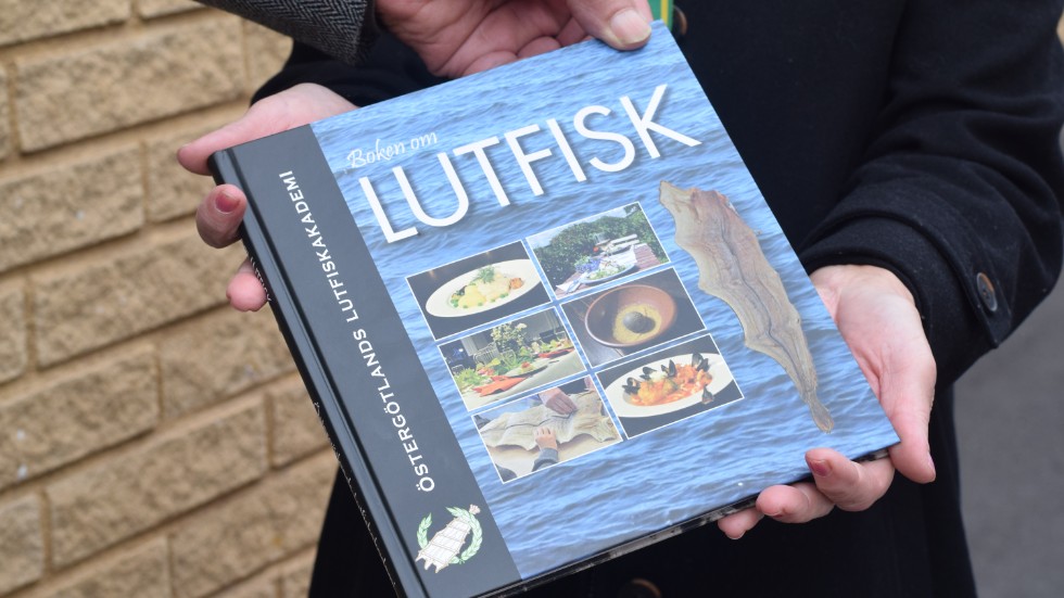 Boken om lutfisk ska bredda den allmänna åsikten om lutfisk. Boken innehåller recept, historia och skrönor. 