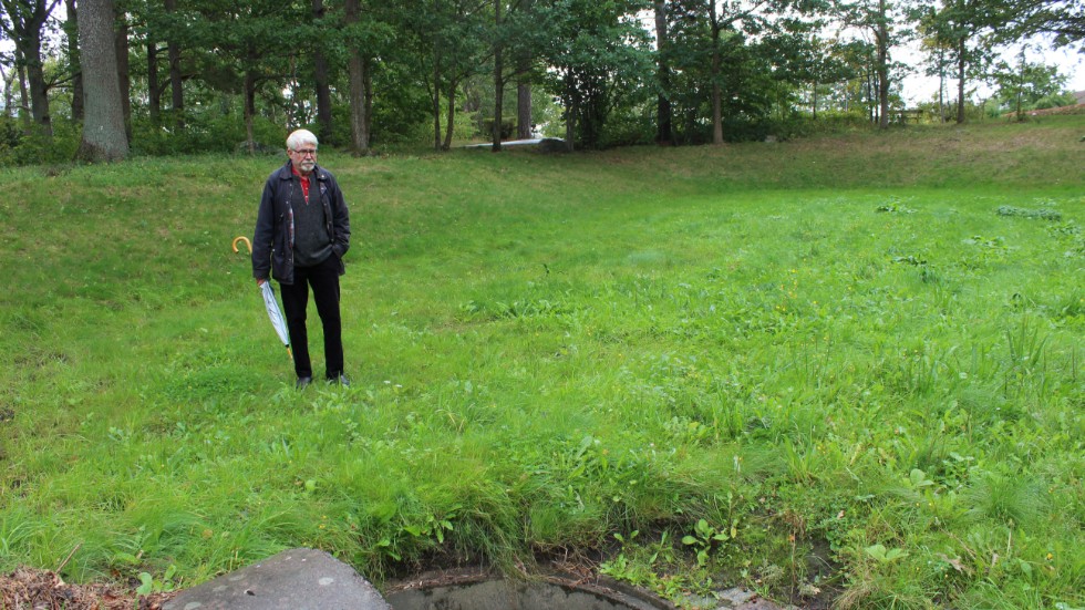 Bengt Fredriksson står mitt i den damm som han hellre såg var fylld av vatten.