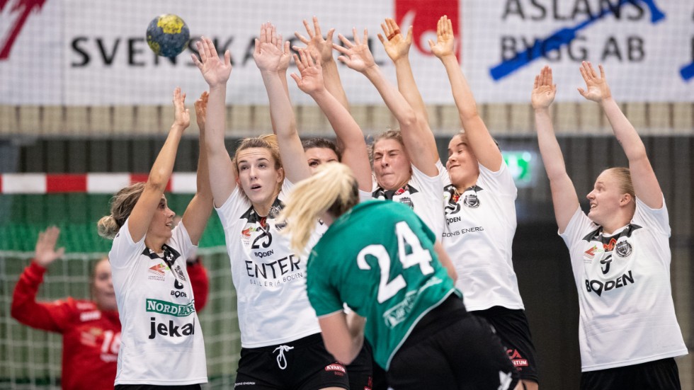 Här skjuter Önnereds Maja Eriksson det avgörande målet i slutsekunderna av premiärmatchen mot Boden Handboll. 