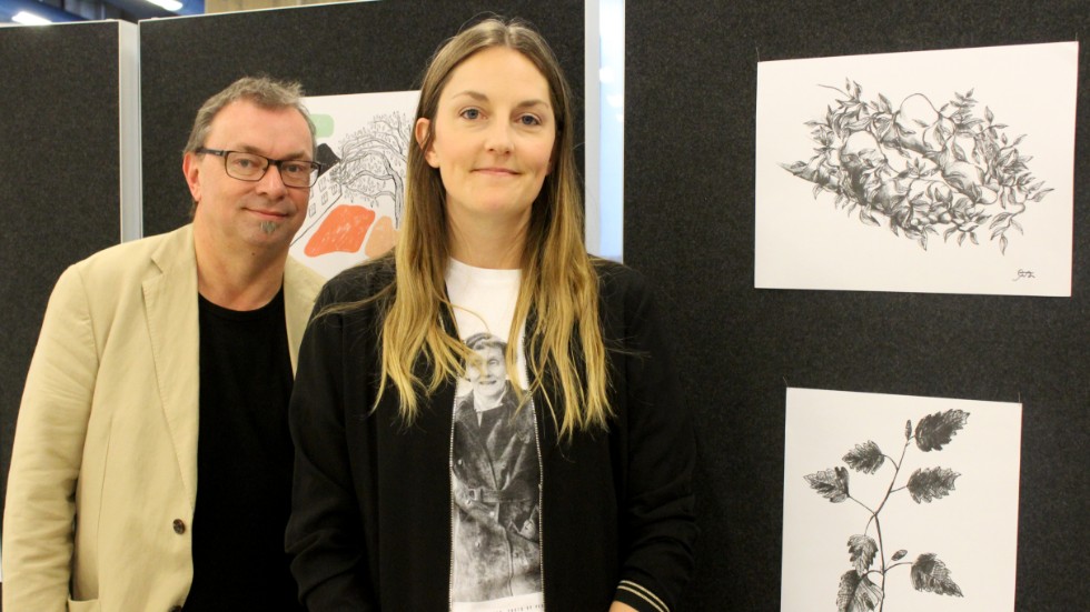 Mats Granberg och Beatrice Forssell gläds åt författaren och illustratören Gabi Frödéns premiär på hemmaplan i Stadsbiblioteket.