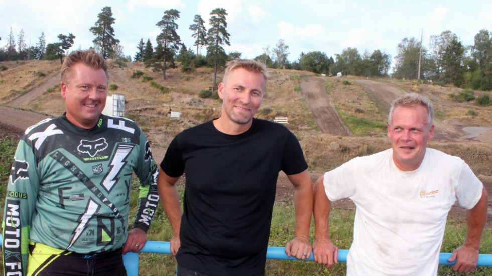 Hans Nilsson, ordförande i SMK Motala cross, menar att klubben vill göra åtgärder för att det ska vara så lite buller som möjligt. Här är Nilsson flankerad av Magnus Sattler och Jonas Eriksson.