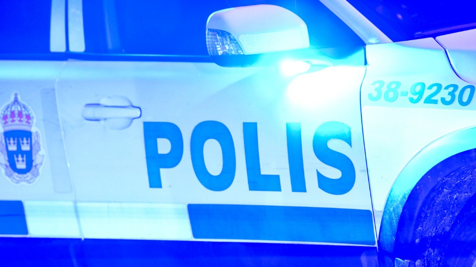 Flera polisenheter larmades på lördagskvällen till en livsmedelsbutik i Hultsfred där en man gett sig på personal.