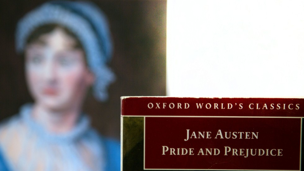 Stolthet och fördom av Jane Austen kom ut 1813 och anses vara urmodern till romancelitteraturen - en genre där relationer står i fokus, det sker en massa förvecklingar och så slutar allt lyckligt.