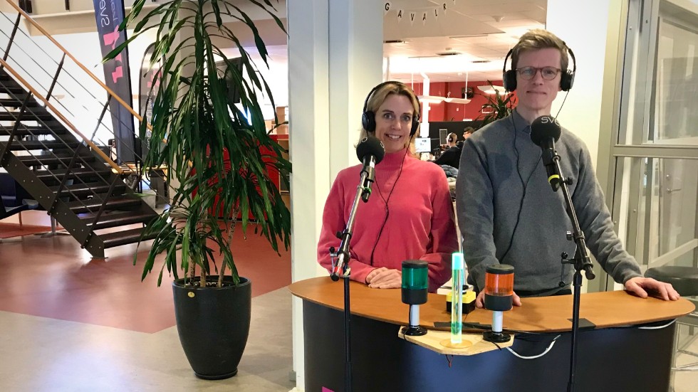 Domaren Emma Sandebäck och programledaren Johan Signert på P4 Kalmar, väntar med spänning på att få dra igång.