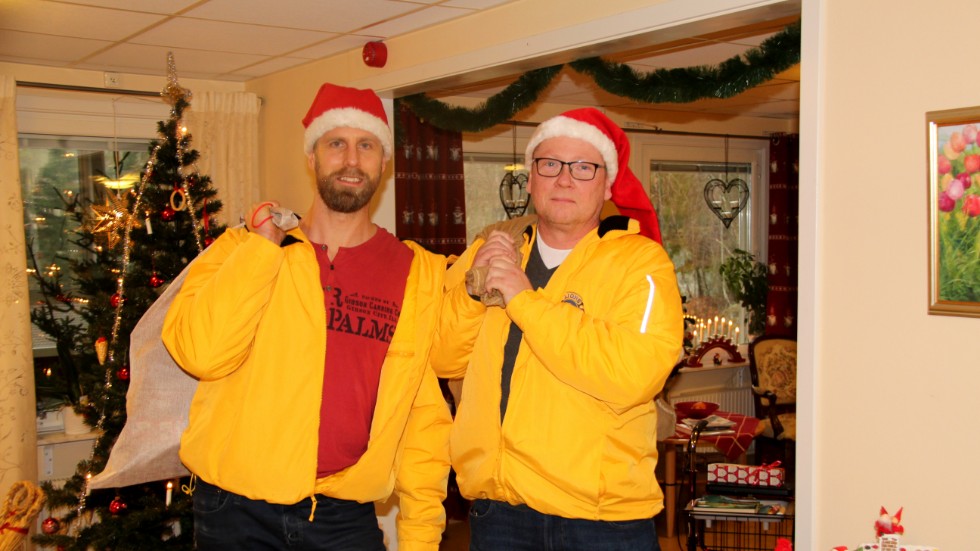 På Bergdala i Kisa var det Lionsmedlemmarna Jim Wallenberg och Jimmy Johansson som delade ut julklappar till de boende dagen innan julafton.