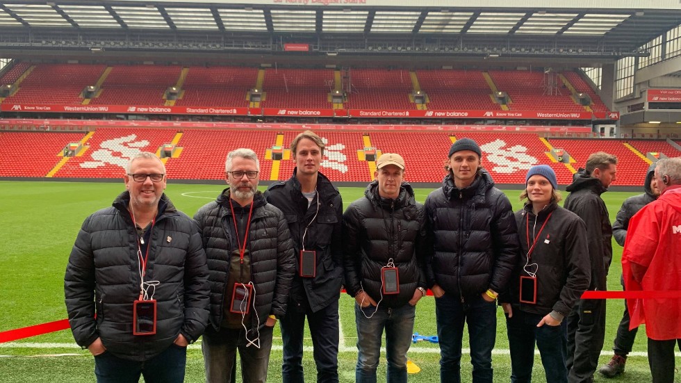 Fr.v: Johan, Mathias, Erik, Oskar och Gustav Stejdahl samt Philip Kennmark under en rundtur på Liverpools hemmaarena Anfield Road.