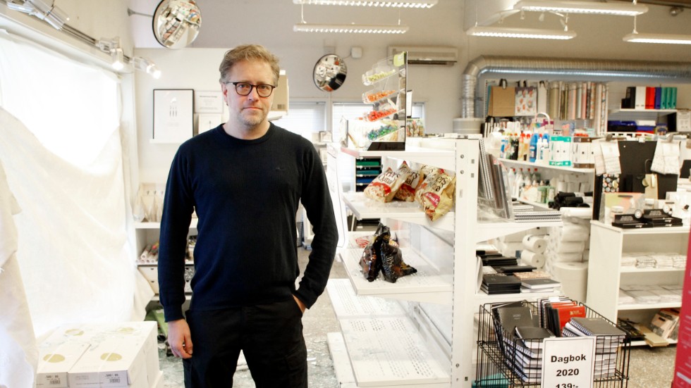 Emil Eriksson har själv gått igenom övervakningsfilmen under morgonen i väntan på Polisens tekniker. Nu vill han bara städa så att han kan öppna butiken igen.