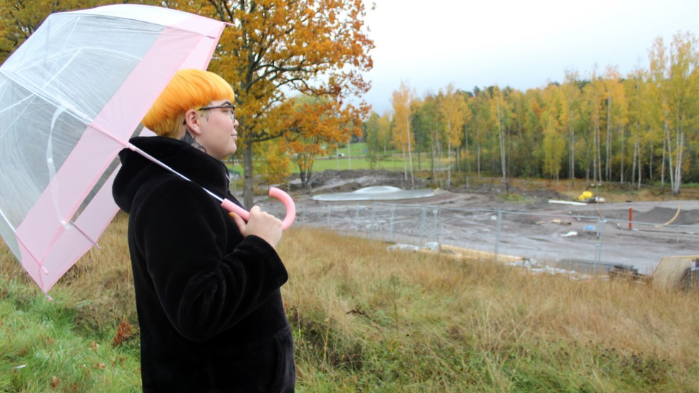 Isabella Lindquist kollar ut på området där nya skateparken byggs, där hon vill se en graffitivägg.