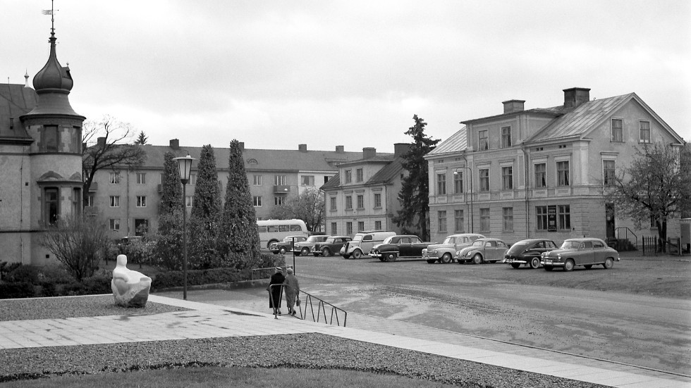 Till höger syns Magasinstorget 4, som uppfördes 1881. Gaveldörren ledde till Linköpings Rörledningsaffärs kontor. Huset revs på 1970-talet. 
