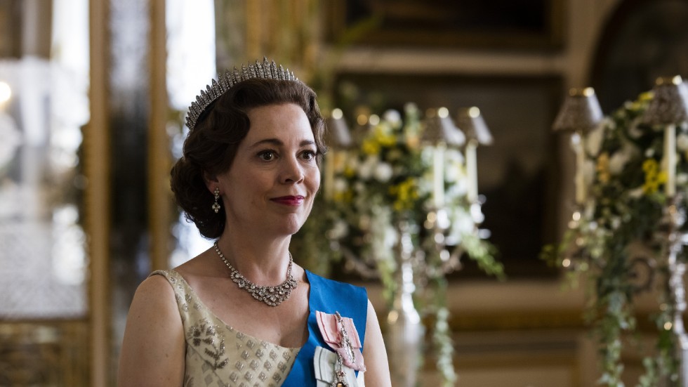 Olivia Colman har tagit över rollen som Elizabeth II i Netflix-serien "The Crown" och gör ett, varmt, uttrycksfullt och humoristiskt porträtt av den medelåders drottningen, tycker Catarina Nitz. 
