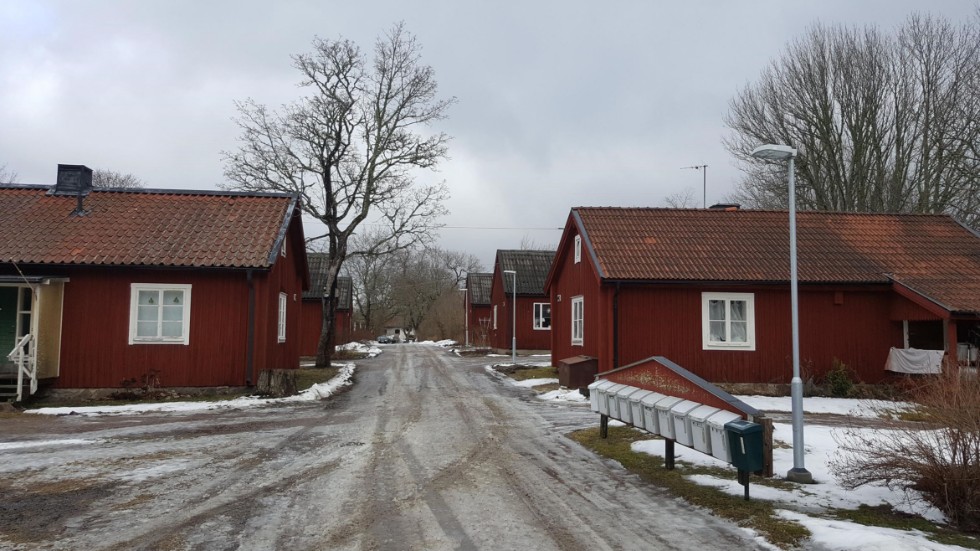  Försäljningen av bruksarbetarbostäderna i Västland skjuts upp. Orsak - fastighetsägaren Tierpsbyggen vill fräscha upp husen innan försäljning. 