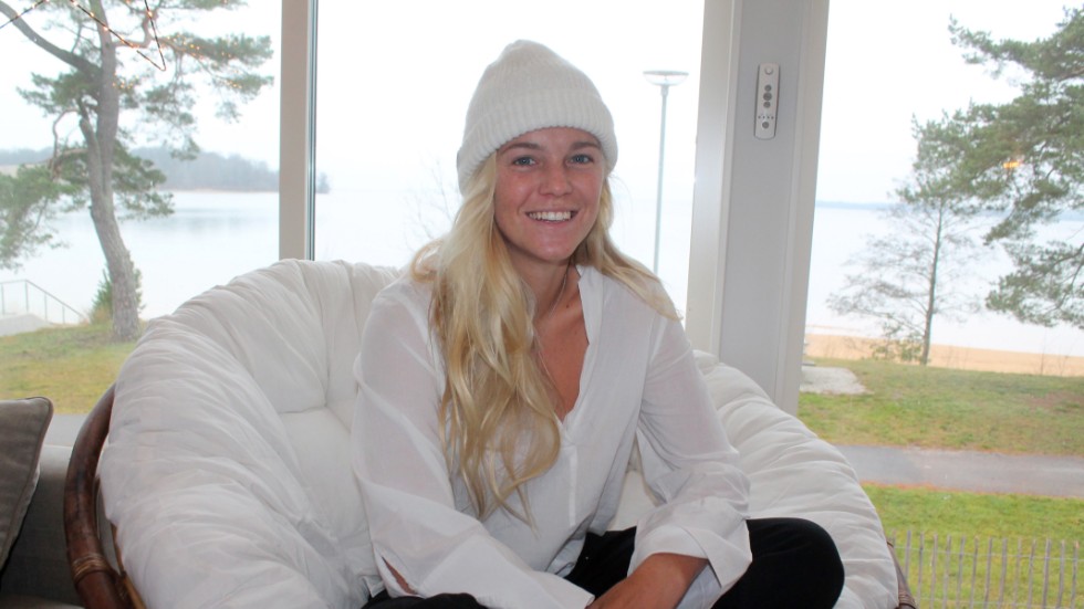 Kajsa Larsson är hemma i Varamon och chillar några dagar. Sedan drar Motalatjejen ut i världen igen med sin skidåkning, till Åre, Alperna och Japan. Möt globetrottern i veckans Sportsnack.