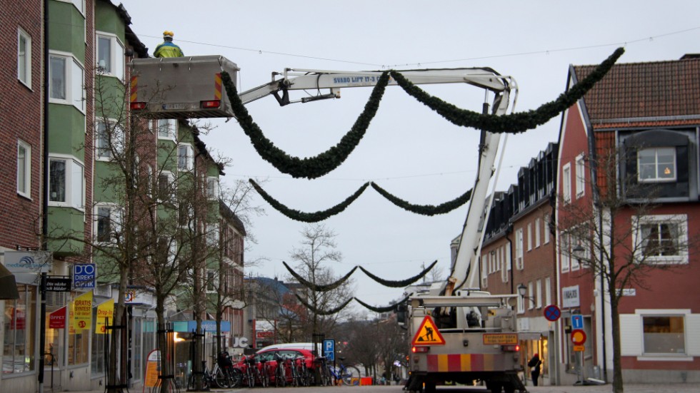 På måndagenmonterade Vattenfall, som står för driften av kommunens belysning, den nya vinter- och julbelysningen på Kungsgatan. 