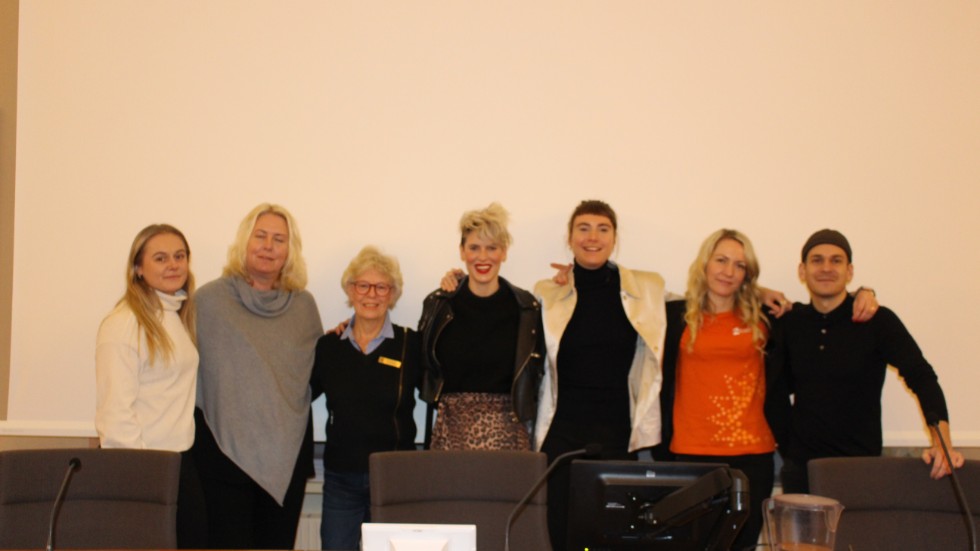 Sofia Liedberg , Therese Jacobsson,  Karin Segnestam,  Nina Rung, Antonia Simon , Sofie Tenser samt Robert Bergendorf. 