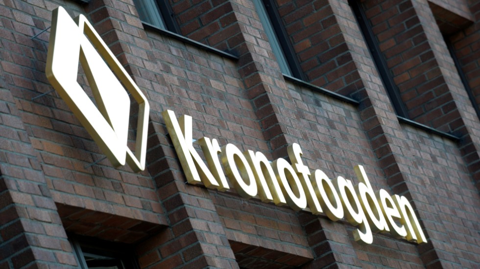 Bostadsrättsföreningen vänder sig via sin advokat till Kronofogden och vill ha myndighetens hjälp att driva in 1,4 miljoner kronor i skulder och avgifter till föreningen.