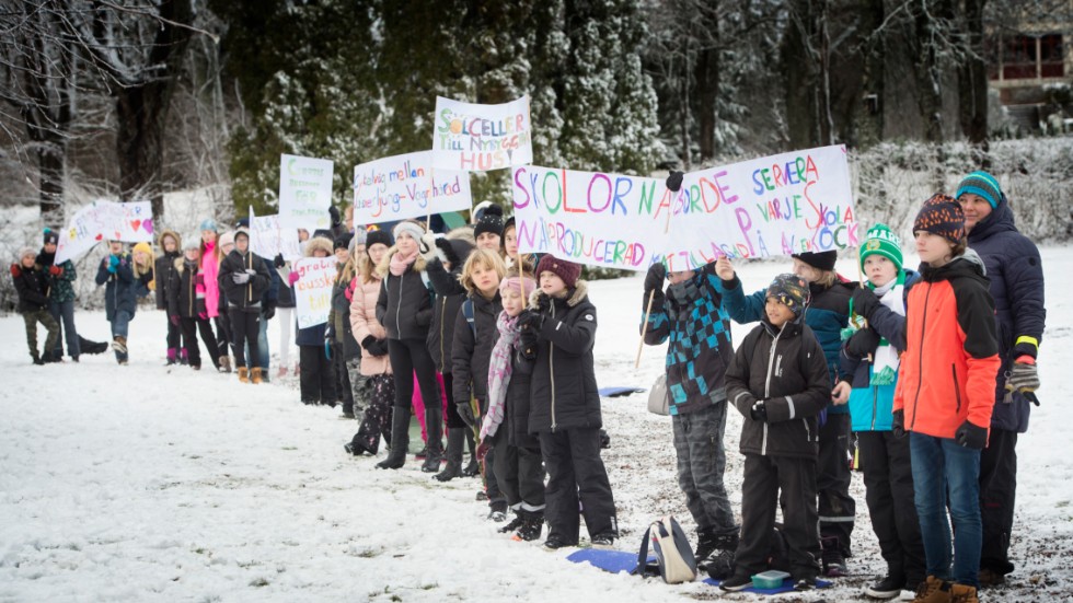 Skyrkskolans elever samlade för att strejka för miljön.