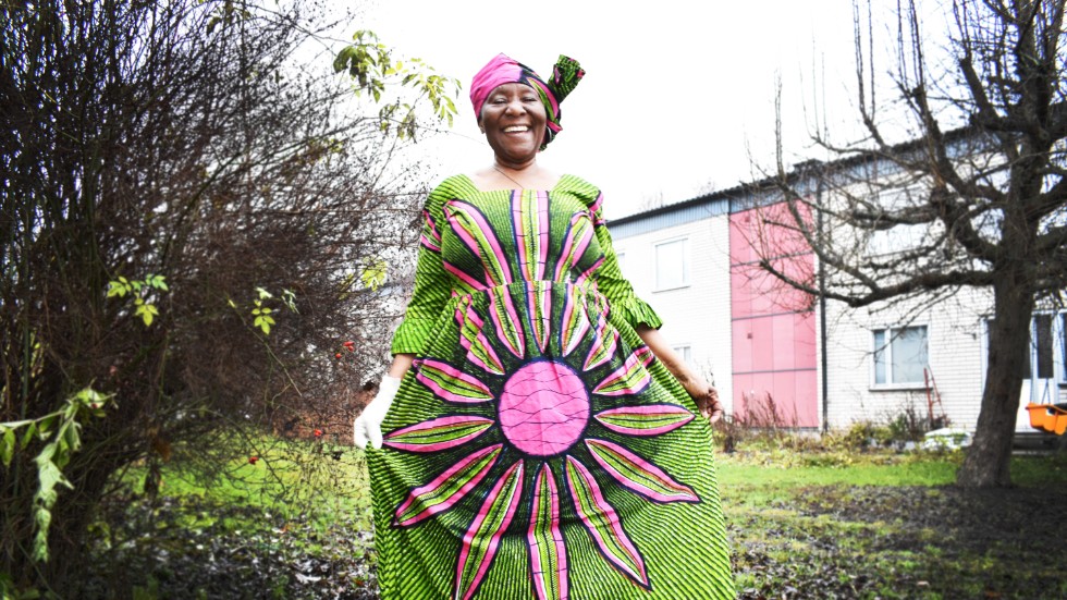 Klänningen som Mary Spencer har på sig har hennes ena syster, Joyce Kulego, designat. Hon bor i Ghana.