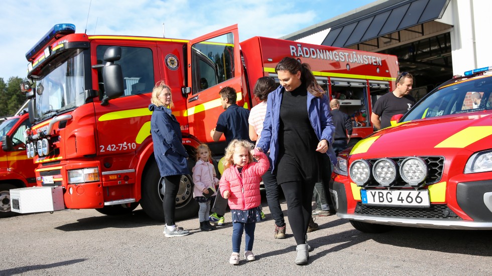 Treåriga Lykke Lind hade längtat till den här dagen… Tillsammans med mamma Sofia kollar hon nyfiket runt under öppet hus hos Räddningstjänsten i Åtvidaberg. 