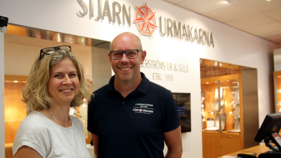 Ägarna Torun Blomkvist och Johan Runering i den ombyggda butikslokalen. 