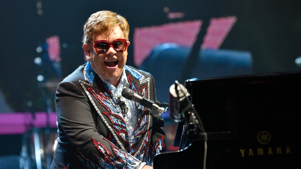 Elton John (född 1947) är ett av pop- och rockhistoriens stora namn. Hans avskedsturné "Farewell yellow brick road" har pågått i över ett år. Här ser vi honom under en spelningen i USA tidigare i år.