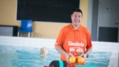 Han har lärt 7000 barn att simma – prisas