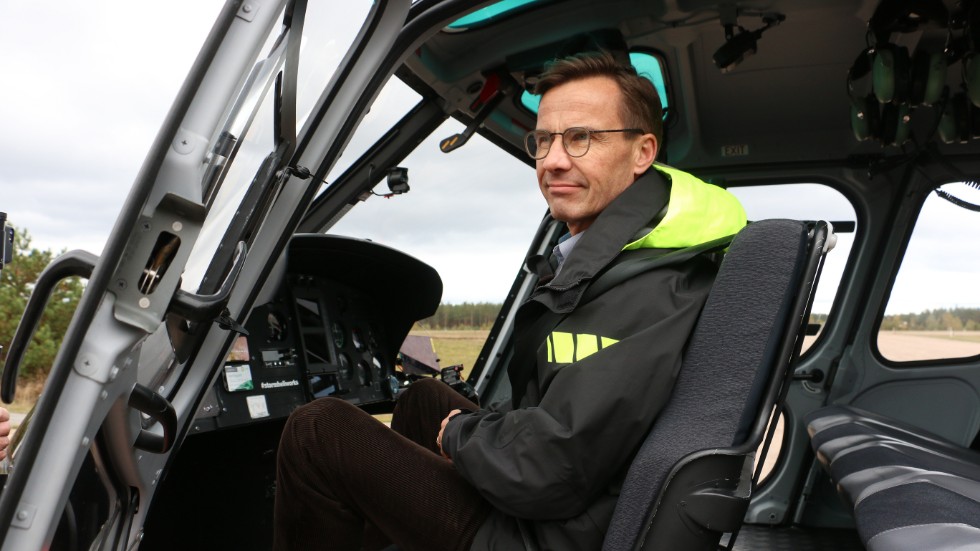 Ulf Kristersson tog plats i helikoptern, för att bilda sig en egen omfattning om skogsskadorna som granbarkborren ställer till med.