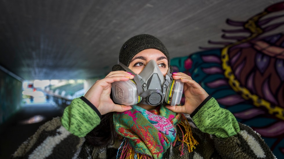 Konstnären Amara Por Dios har kommit drygt halvvägs i omvandlingen av Börjegatstunneln i Luthagen. "Jag har aldrig fått så många positiva kommentarer", säger hon.