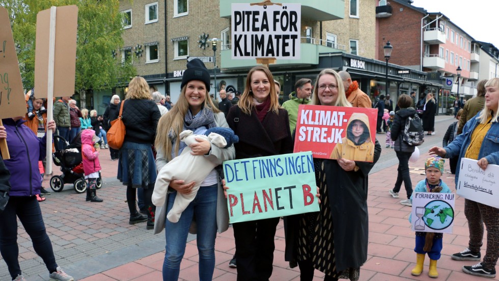 Initiativtagaren Petra Hall (längst till höger), här tillsammans med Frida Johansson och Viktoria Eriksson, berättar här om bakgrunden till demonstrationen.