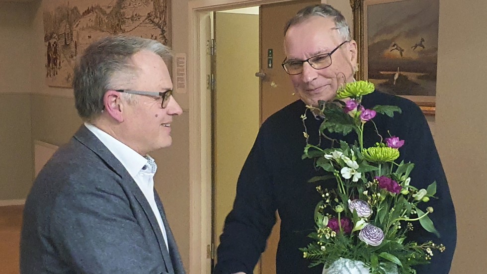 Efterträdaren Bertil Carlsson avtackar den avgående ordföranden Göran Hultqvist som haft det uppdraget sen 1986