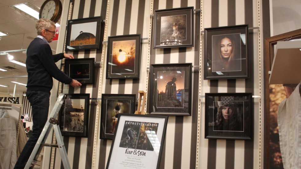 En vägg med bilder av far och son Eriksson. Sören, som har ett förflutet som dekoratör och chief merchandise på Sandströms, har fött uppgiften att hänga.