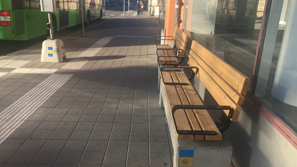 Det är bra att det finns bänkar vid busshållplatserna, skriver Britt Pettersson.