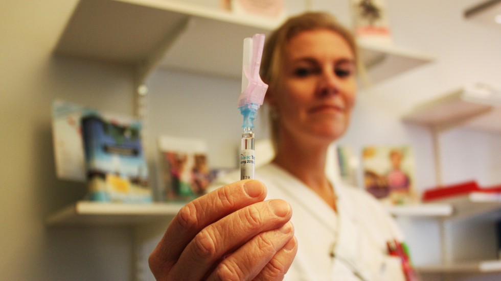 Maria Sleman, sjuksköterska på Vimmerby hälsocentral, är redo att vaccinera mot säsongsinfluensan. "Att riskgrupperna tar vaccinet är särskilt viktigt, men andra kan göra det för minskad smittspridning".