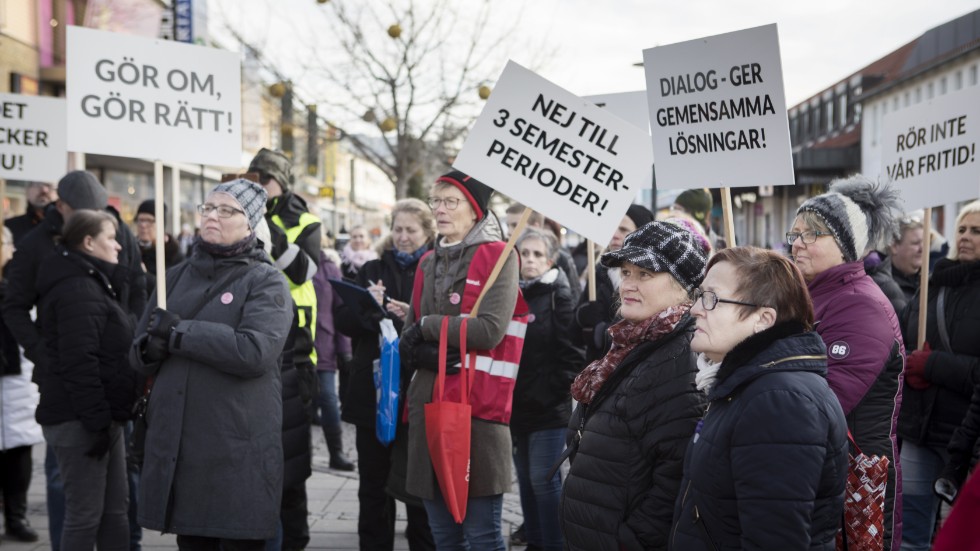 I början av året samlades ett 60-tal demonstranter på Östercentrum i Visby för att visa sitt missnöje mot beslutet om tre semesterperioder.