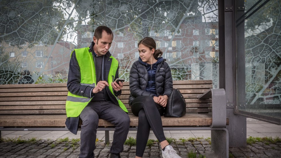 Kommunalrådet Erik Pelling (S) var på plats under medborgardialogen. Här gör han trygghetsenkäten med Klara Ygeby.